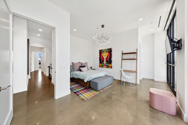 Building Photo - 900 W Washington Blvd