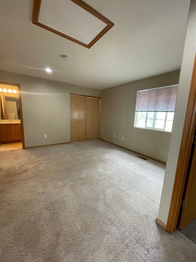 Building Photo - 3 Bedroom 2 Bath House in Thornton Available Now!
