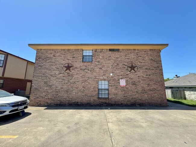 Building Photo - 904 Clairidge Ave
