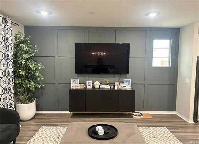 Building Photo - Stunning Pool Home