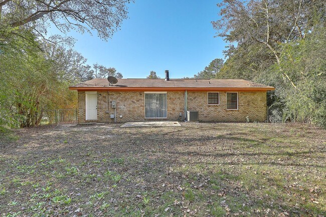 Building Photo - Lovely Ladson Brick Ranch!