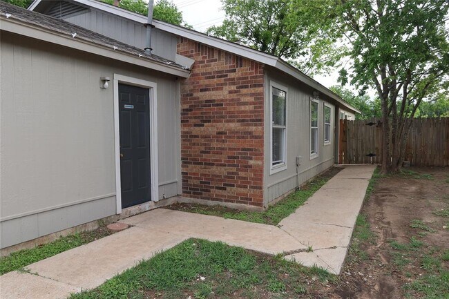 Building Photo - 2511 Bucks Run