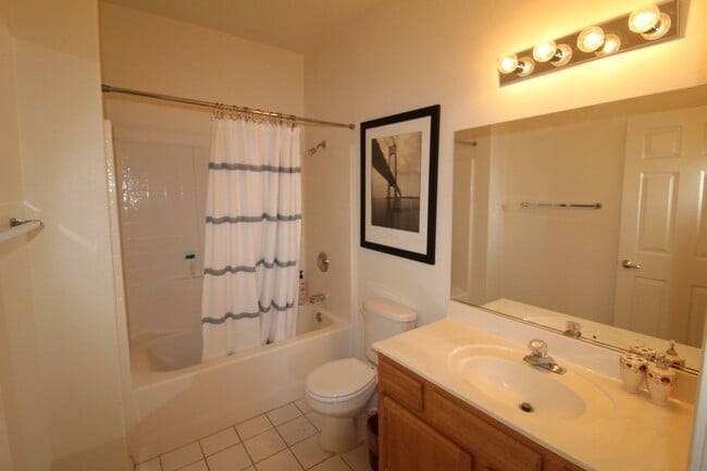 Building Photo - SHOWINGS AVAILABLE NOW