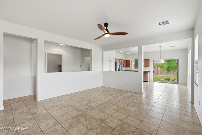 Building Photo - 584 N Highlands Grove Ln