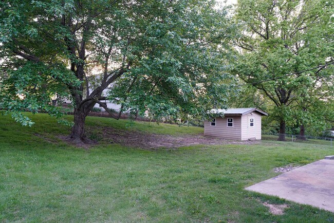 Building Photo - AVAILABLE NOW - Fully Updated 4 Bed / 2 Bath in Gladstone – Open Floor Plan + Large Fenced Yard!