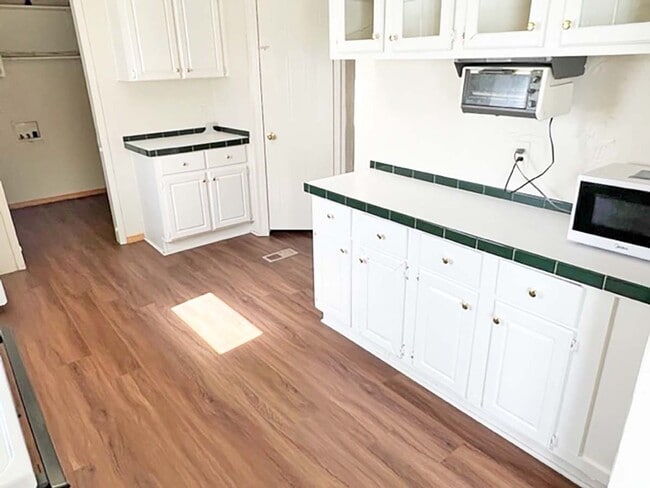 Building Photo - Great 4 Bdrm 2 Bath Manufactured Home in R...