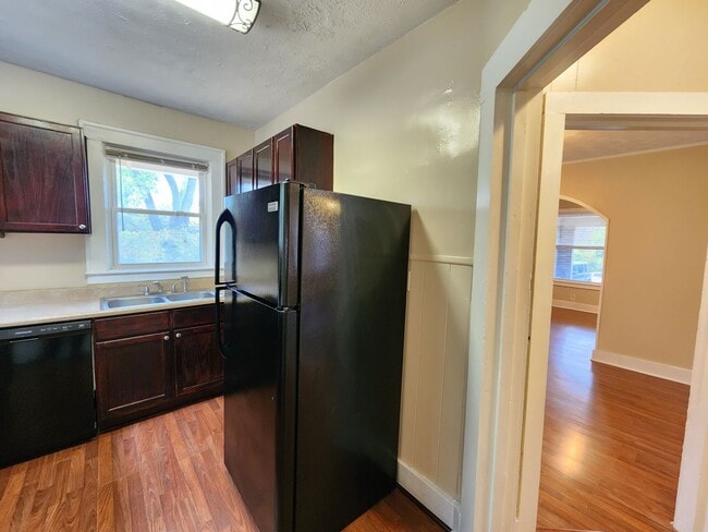 Building Photo - 3 Bedrooms, 1.5 Bath Brick Bungalow with Basement & Large Yard.  Close to UofL.