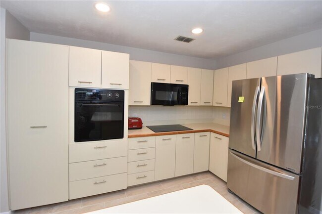 Building Photo - 26 Landings Ln