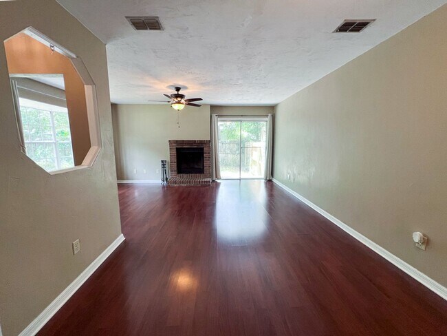 Building Photo - Pet Friendly Spacious 2-Bedroom End Unit i...