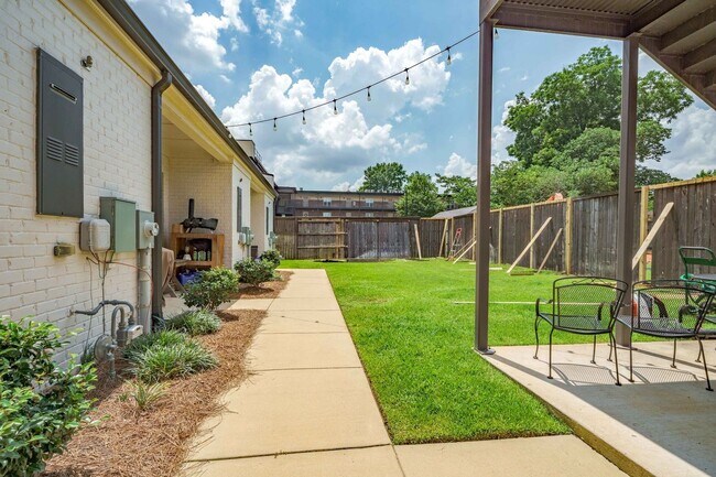 Building Photo - Beautiful 3 Bed 3.5 Bath Available Fall 2026! Move in Possible Prior to August!