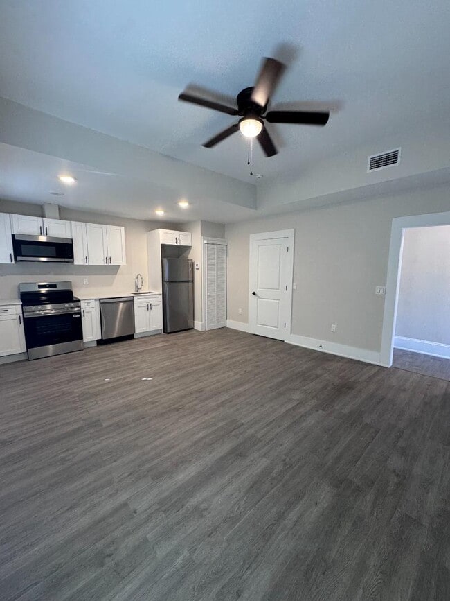 Building Photo - 300 E 3rd St