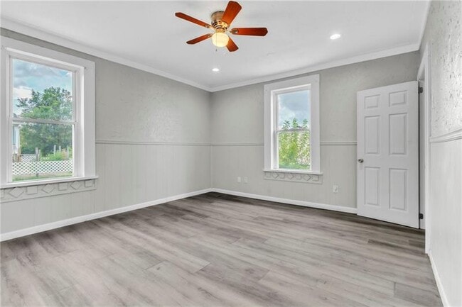 Building Photo - 305 1/2 E Lutton St