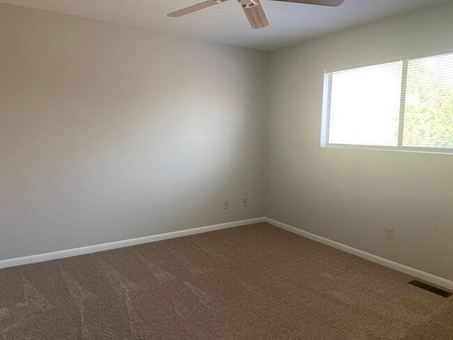 Building Photo - 3 BR/2 BA townhouse with neighborhood pool...