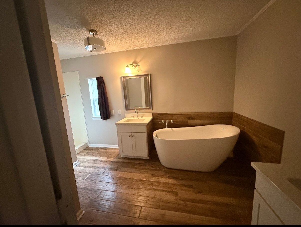 Building Photo - 3083 Lake Sue Dr