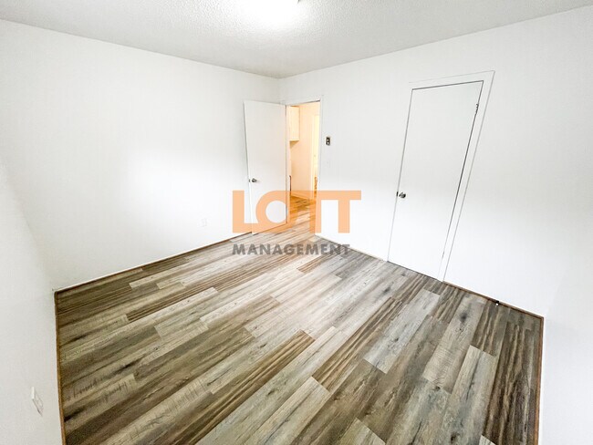 Building Photo - 10 Montis Dr