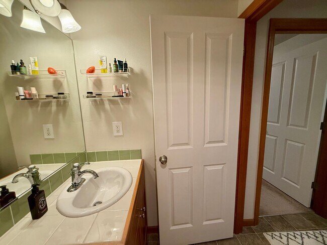 Building Photo - West Seattle Townhome