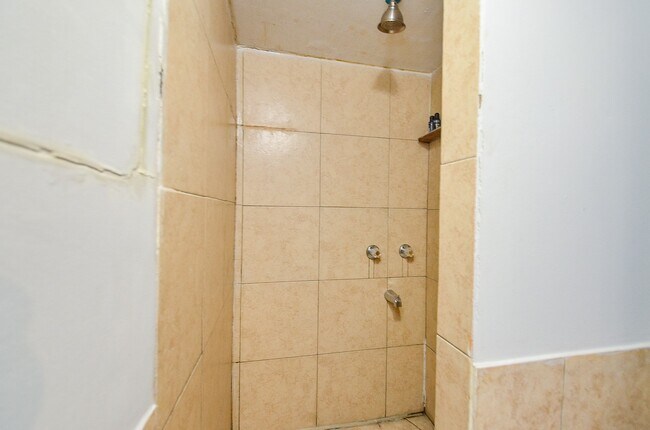 Building Photo - 13102 Richmond Ave.