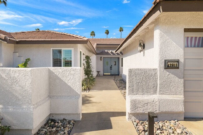 Building Photo - 43911 La Carmela Dr