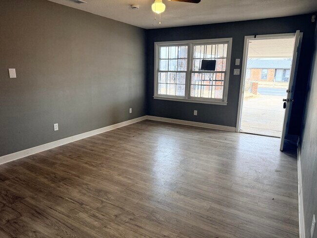 Building Photo - 1801 E 2nd St