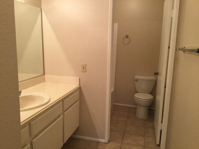 Building Photo - 2 Bedroom 2.5 Bathroom Condo in Canyon Crest