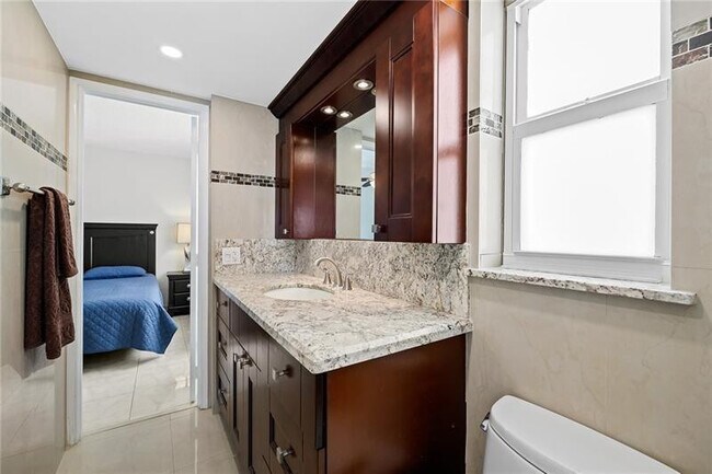 Building Photo - 900 NE 18th Ave