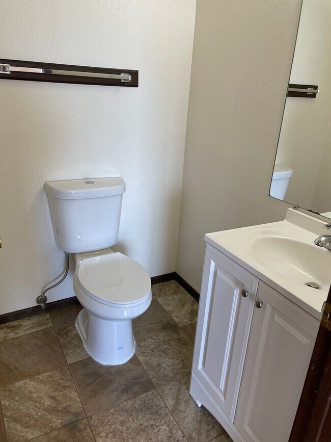 Building Photo - Three Bedroom 1.5 Bathroom