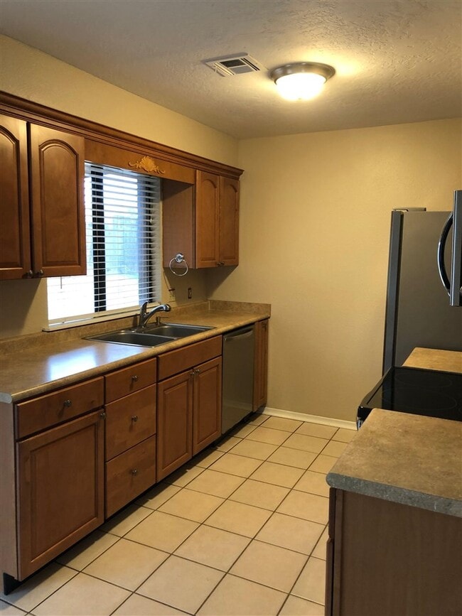 Building Photo - 1405 SE Hillcrest Ave