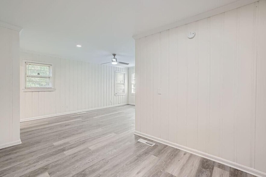 Building Photo - 1747 Venetian Dr SW