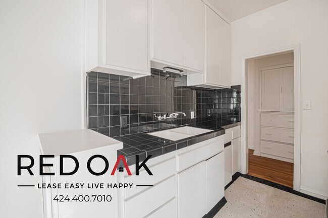 Building Photo - 180 S Sycamore Ave