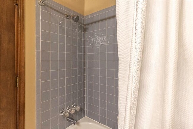 Building Photo - 512 Cypress Dr