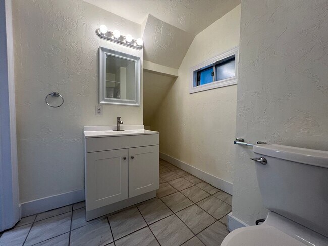 Building Photo - Beautiful 4BR 2 full bath house now showing!