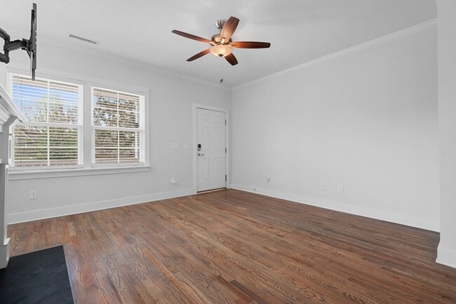 Building Photo - Beautifully Updated 3 Bedroom, 2.5 Bathroo...