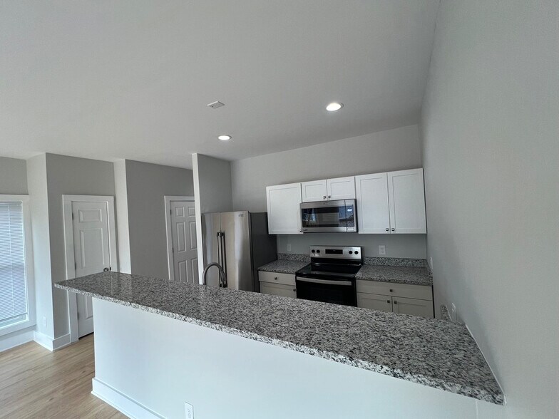 Building Photo - Room in House on S Webb St