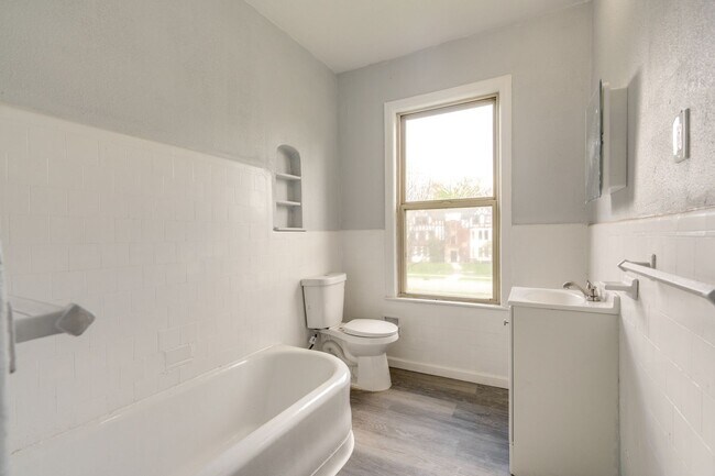 Building Photo - 2-Bedrooms