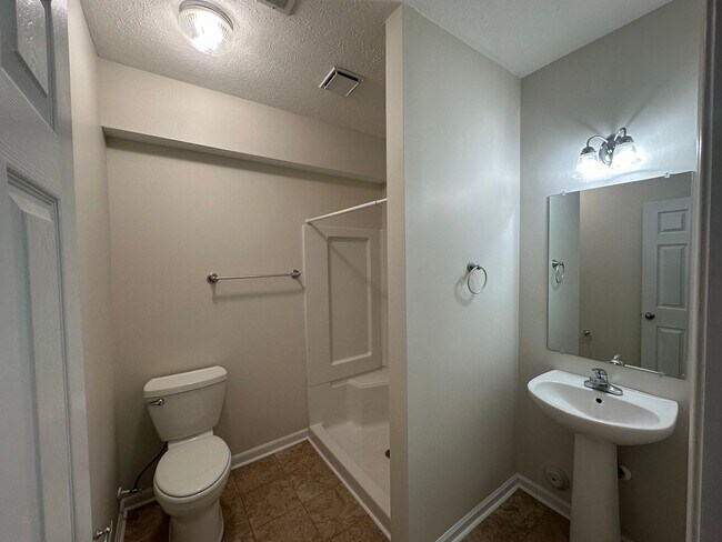 Building Photo - 3-bedroom, 3.5-bathroom nestled in Wyndhurst VA.