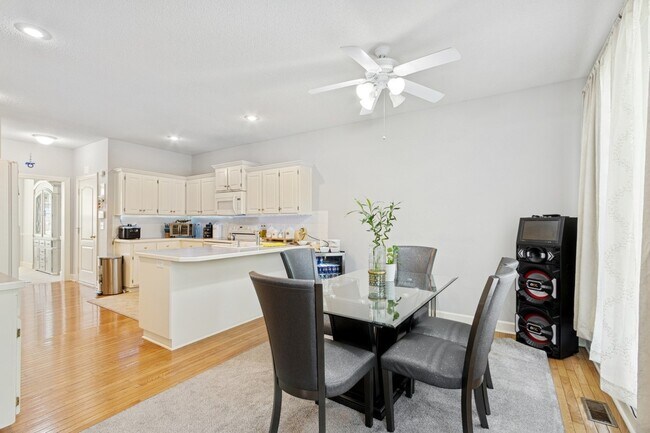 Building Photo - 5341 Meadowlark Dr