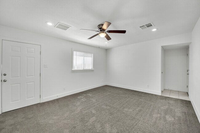 Building Photo - 1050 E Hassett Ave