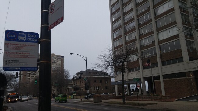 Building Photo - 6171 N Sheridan Rd