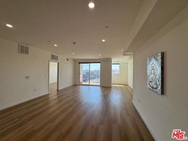 Building Photo - 955 Fedora St