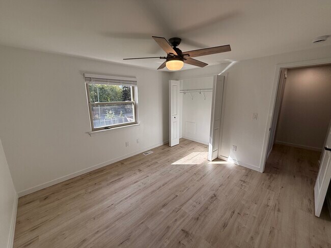 Building Photo - 827 Woods Ct
