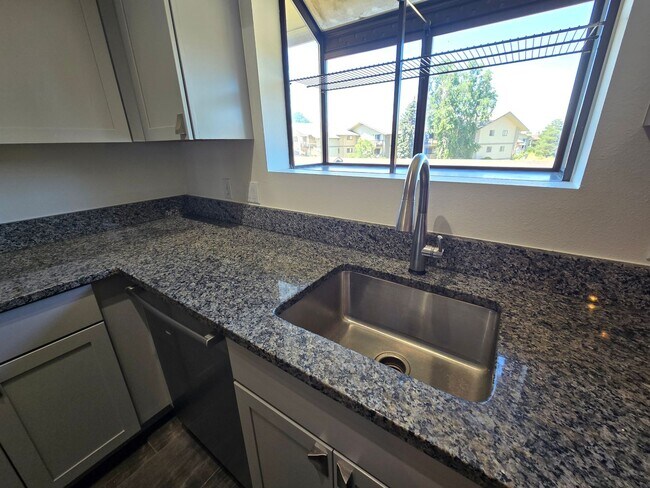 Building Photo - Beautifully Renovated, Top Floor, 2 Bedroom 2 Bath East Boulder Condo for Rent!