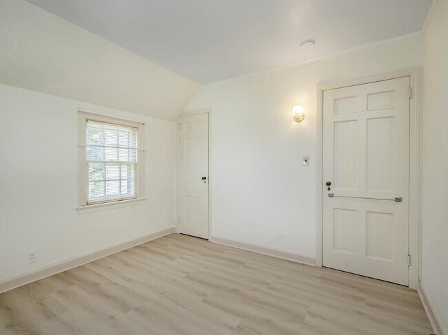 Building Photo - 221 Manhasset Ave