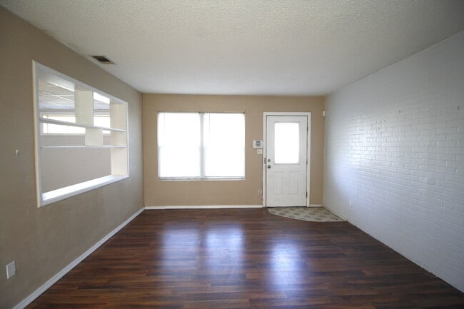 Building Photo - 3BR/2BA Home with Bonus Room & Fenced Yard...