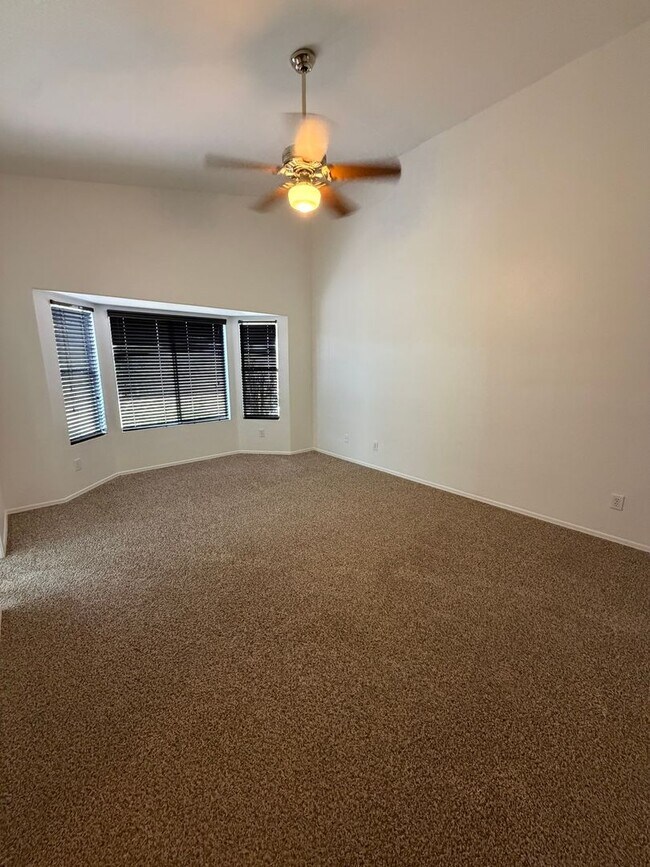 Building Photo - Stunning 3 bedroom, 2 bath home