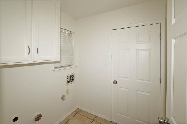 Building Photo - Beautiful 4 bedroom rental in Puckett West!