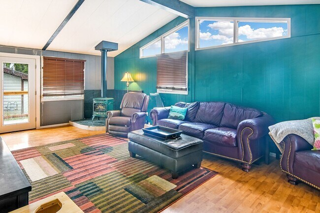 Building Photo - 3 Parking spots! Pets Negotiable, Open Floor Plan and Storage! Available now! Year lease!