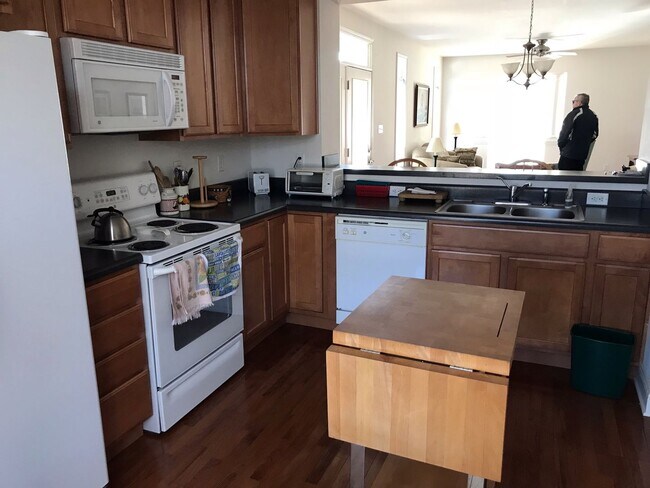 Building Photo - 3BR, 3Ba Villa in Pikes Place  1400 Sq Ft