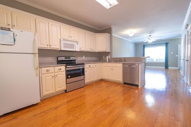 Building Photo - 460 S Barnett Shoals Rd