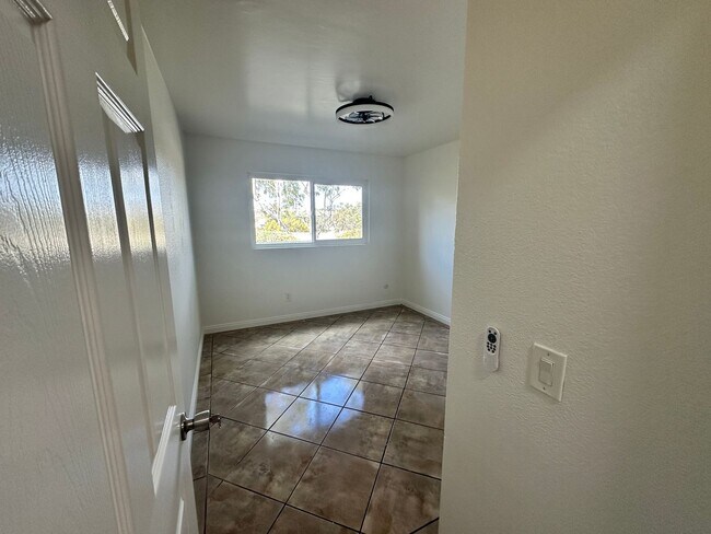 Building Photo - Available Now! 3 bed/ 2 bath condo