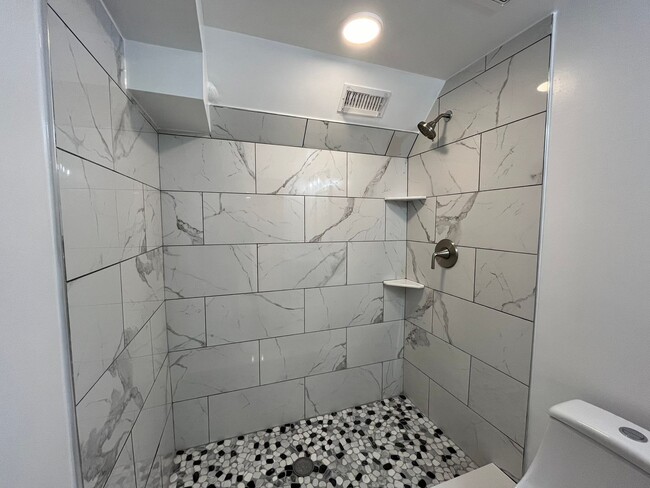 Building Photo - Modern 2BD*, 2BA with 3rd Bonus Room Near Downtown Durham with Assigned Off-Street Parking and Ba...